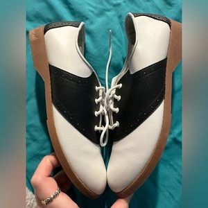 9 1/2 Vintage Black & White Oxford shoes